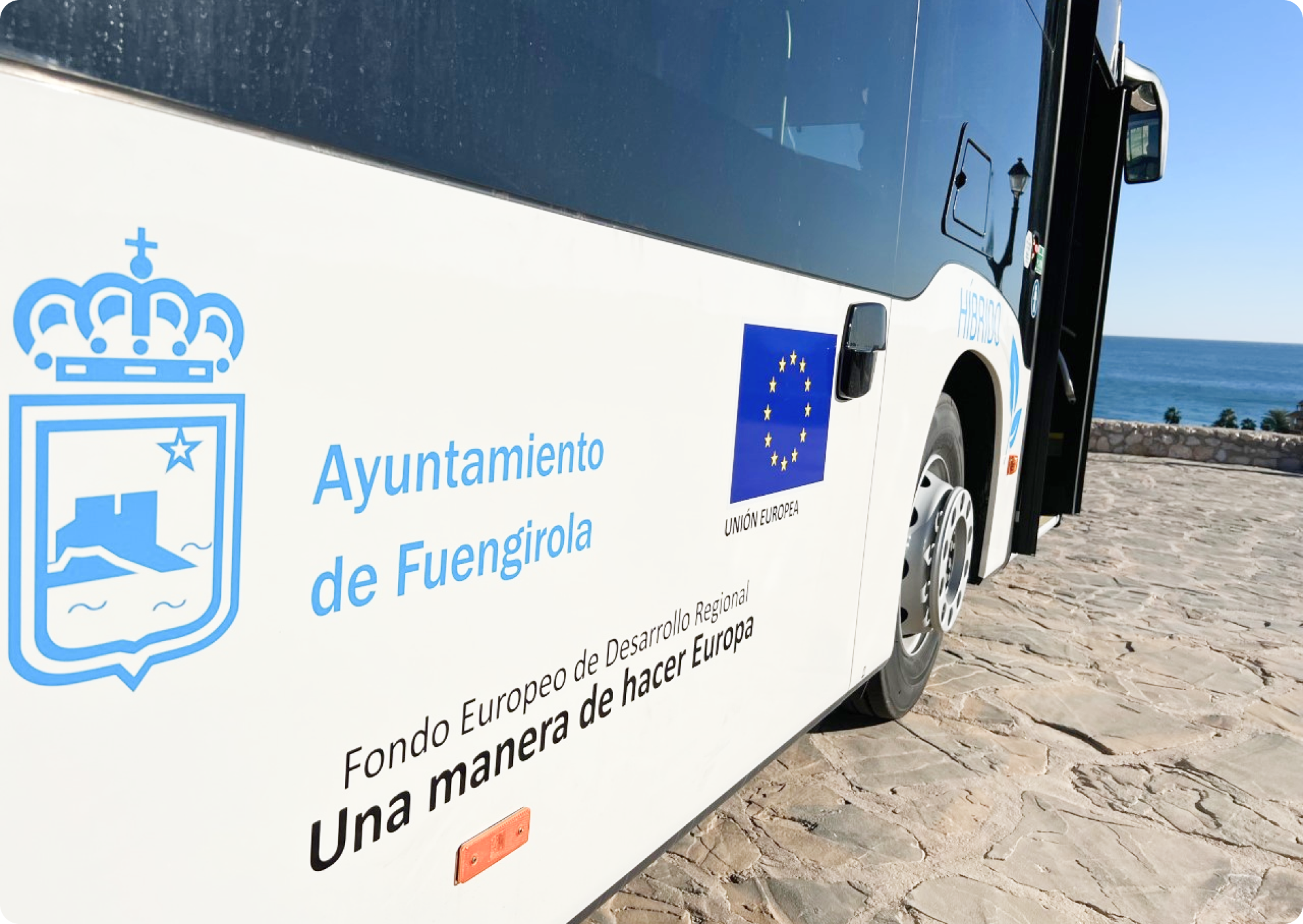 Autobús del ayto de Fuengirola con la puerta abierta